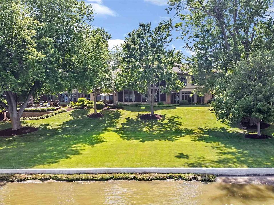 Magnificent Home-1532 Country Club E Drive