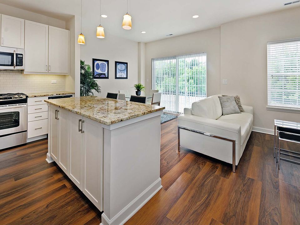 Madison townhome kitchen features breakfast bar