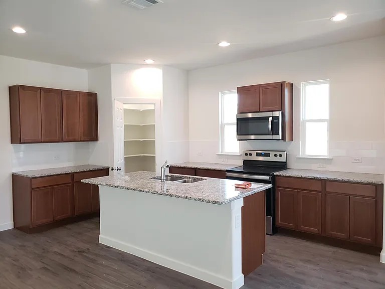 10501 Cedar Ct — Photo 3