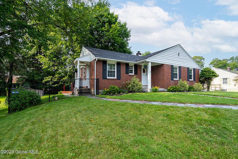 3rd image of 8 Clinton Avenue