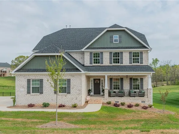 8104 Back 9 Dr, Stokesdale, NC 27357