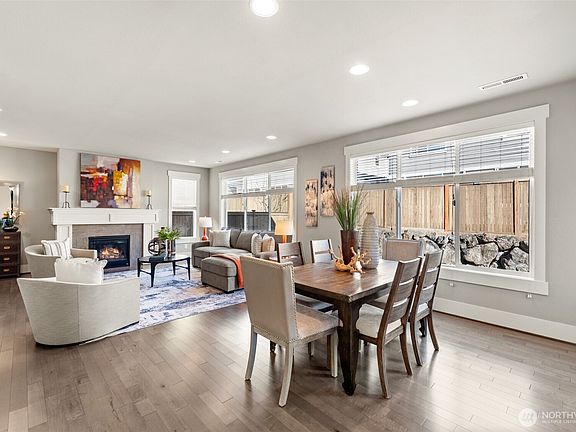 4th image of 610 Field Place NE