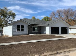 439 N 6th St, Hebron, NE 68370