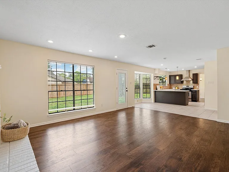 3807 Forest Village Dr — Photo 14