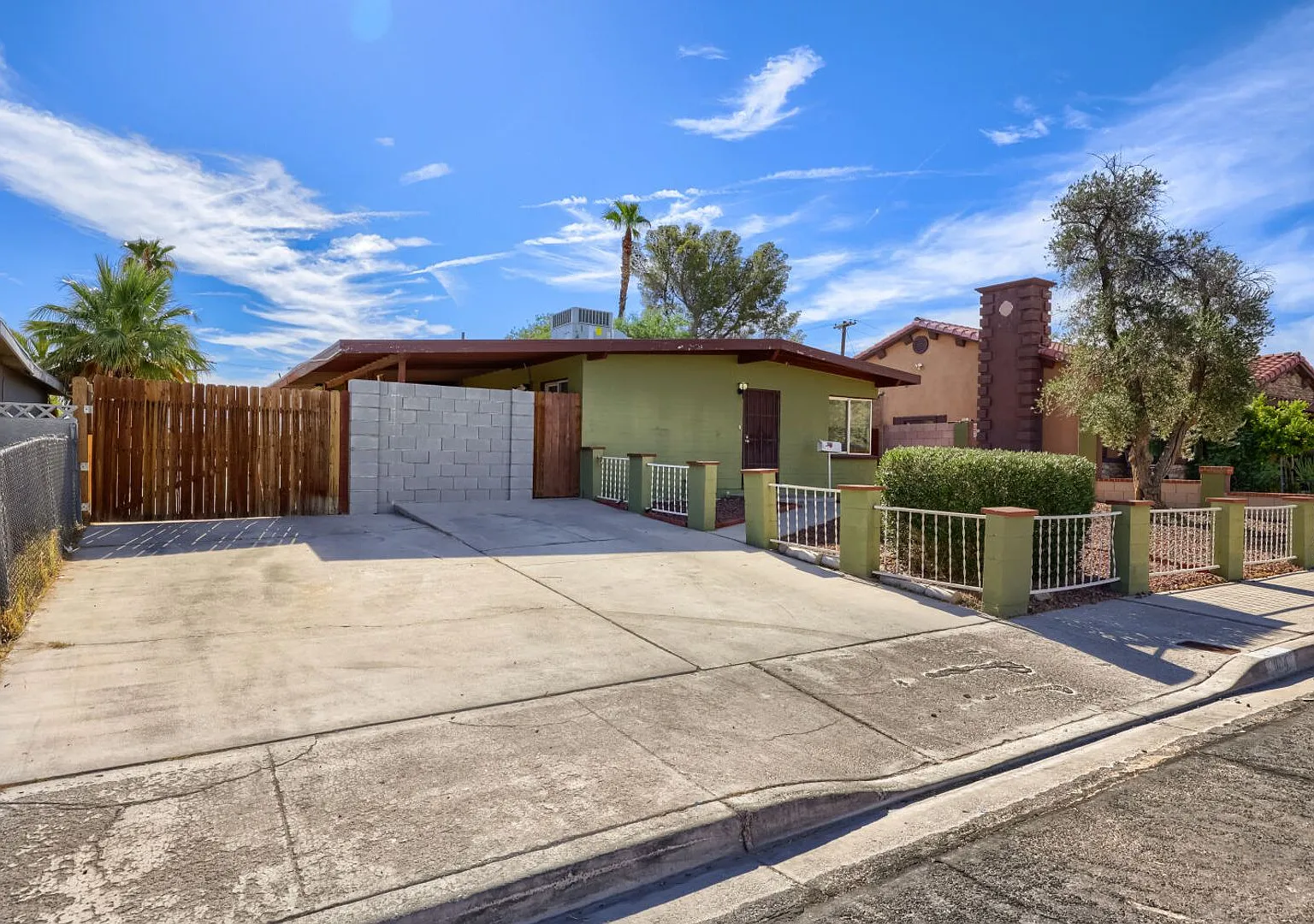 Charming 3 Bedroom Las Vegas Home with RV Parking & Huge Fenced Yard — Photo 2