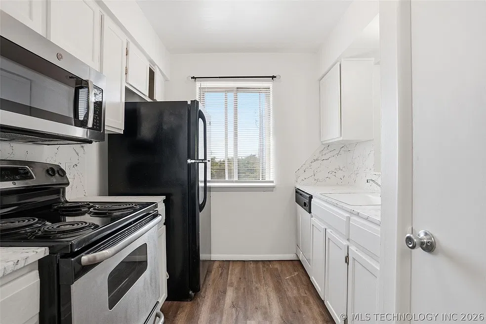 2 bed, 1026 sqft, $1,300 — Photo 4