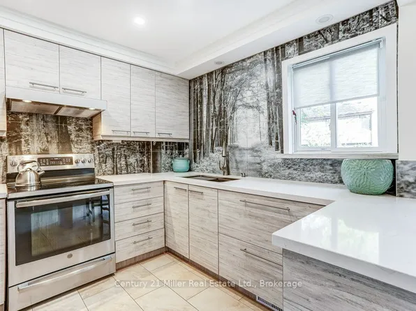 2605 Woodchester Dr #36, Mississauga, ON L5K 2E3