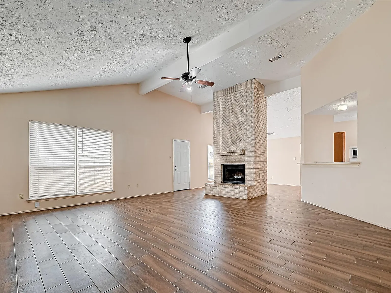 3 bed, 2.0 bath, 1688 sqft, $2,075 — Photo 4