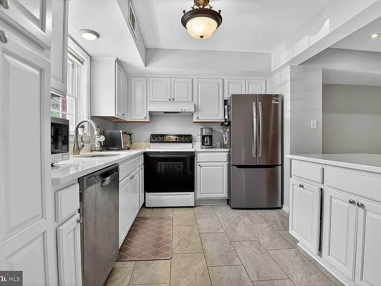 7716 Tiverton Dr — Photo 4