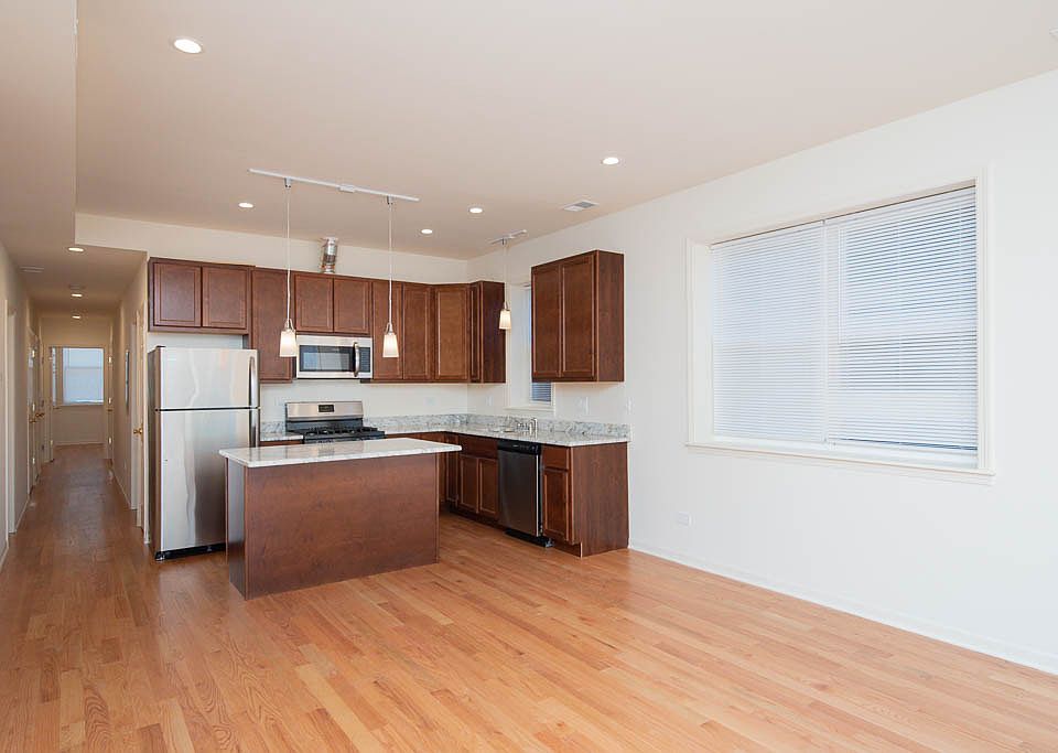 1st image of 3020 N Leavitt St #1