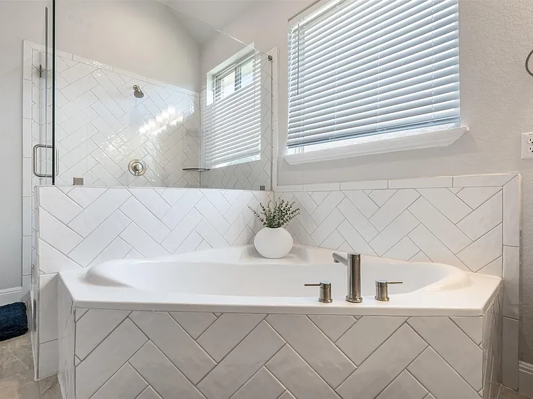 686 Treadwell Ln — Photo 27
