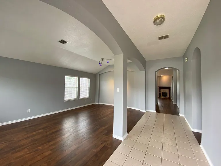 1328 Falcon Holw — Photo 2
