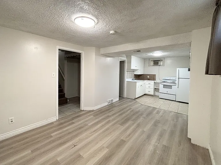 416 W Cornell Dr — Photo 10
