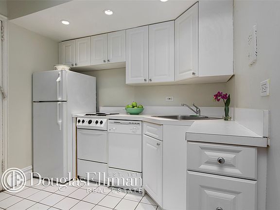 4th image of 121 W 72nd St APT 11A
