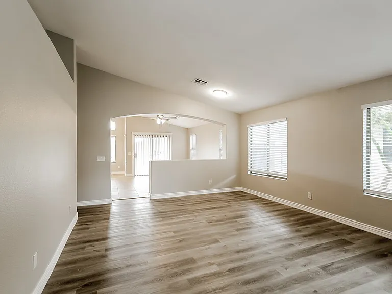 1079 E Yuma Ave — Photo 3