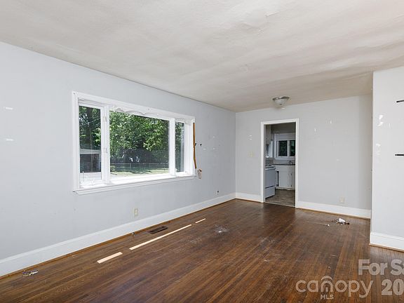 4th image of 1441 Goodwin Ave