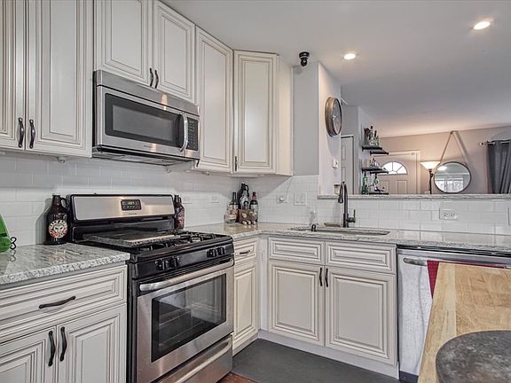 5th image of 4073 Bayside Dr