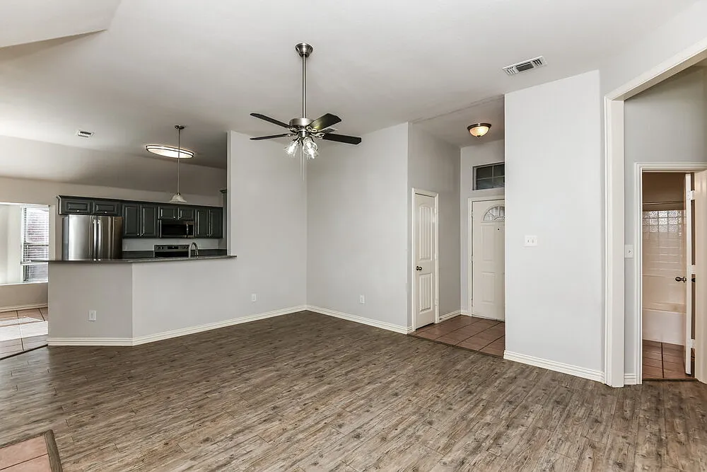 3 bed, 2.0 bath, 1736 sqft, $2,710 — Photo 4