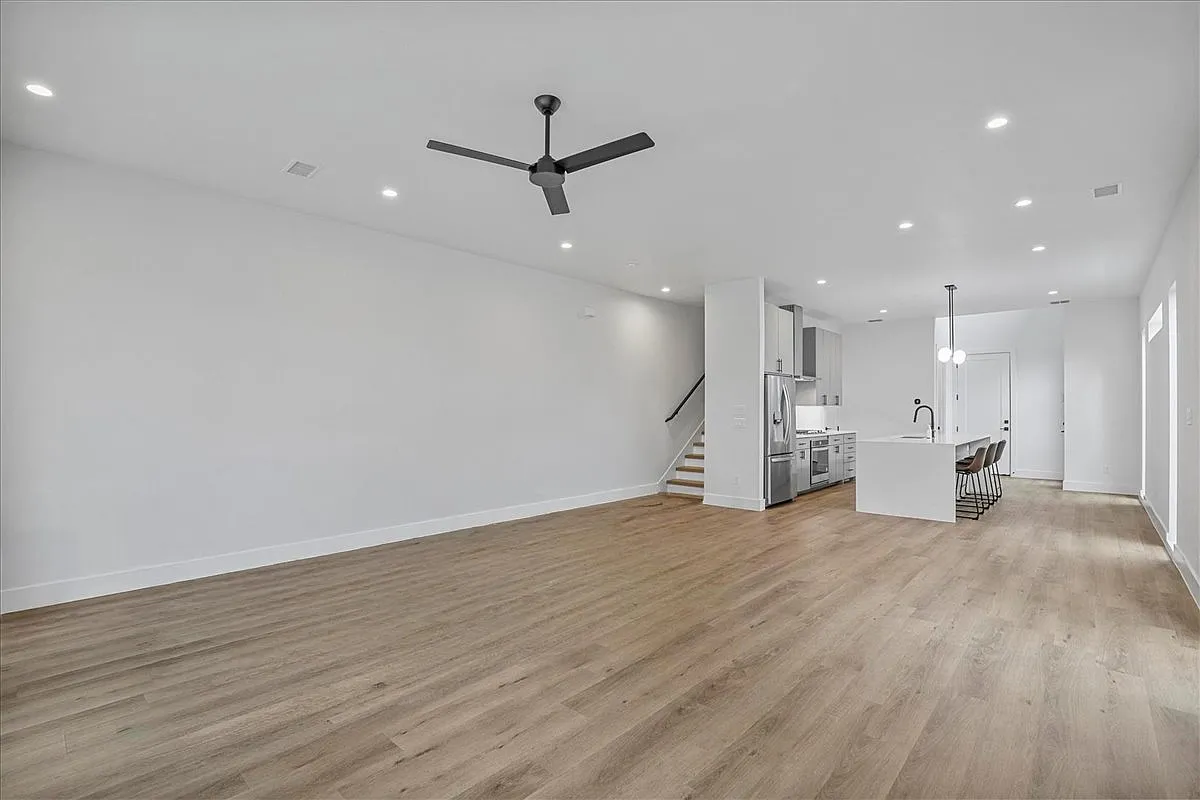 3 bed, 2.5 bath, 2129 sqft, $3,695 — Photo 3