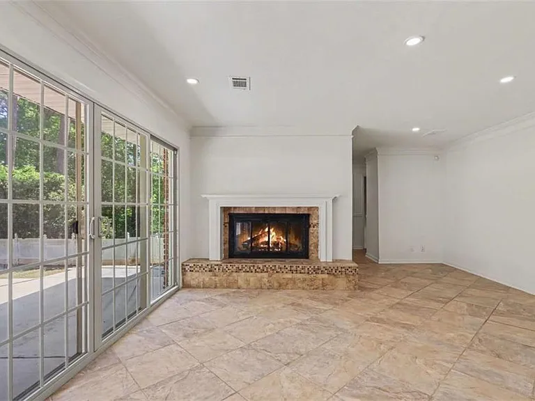 3582 Cloudland Dr — Photo 7