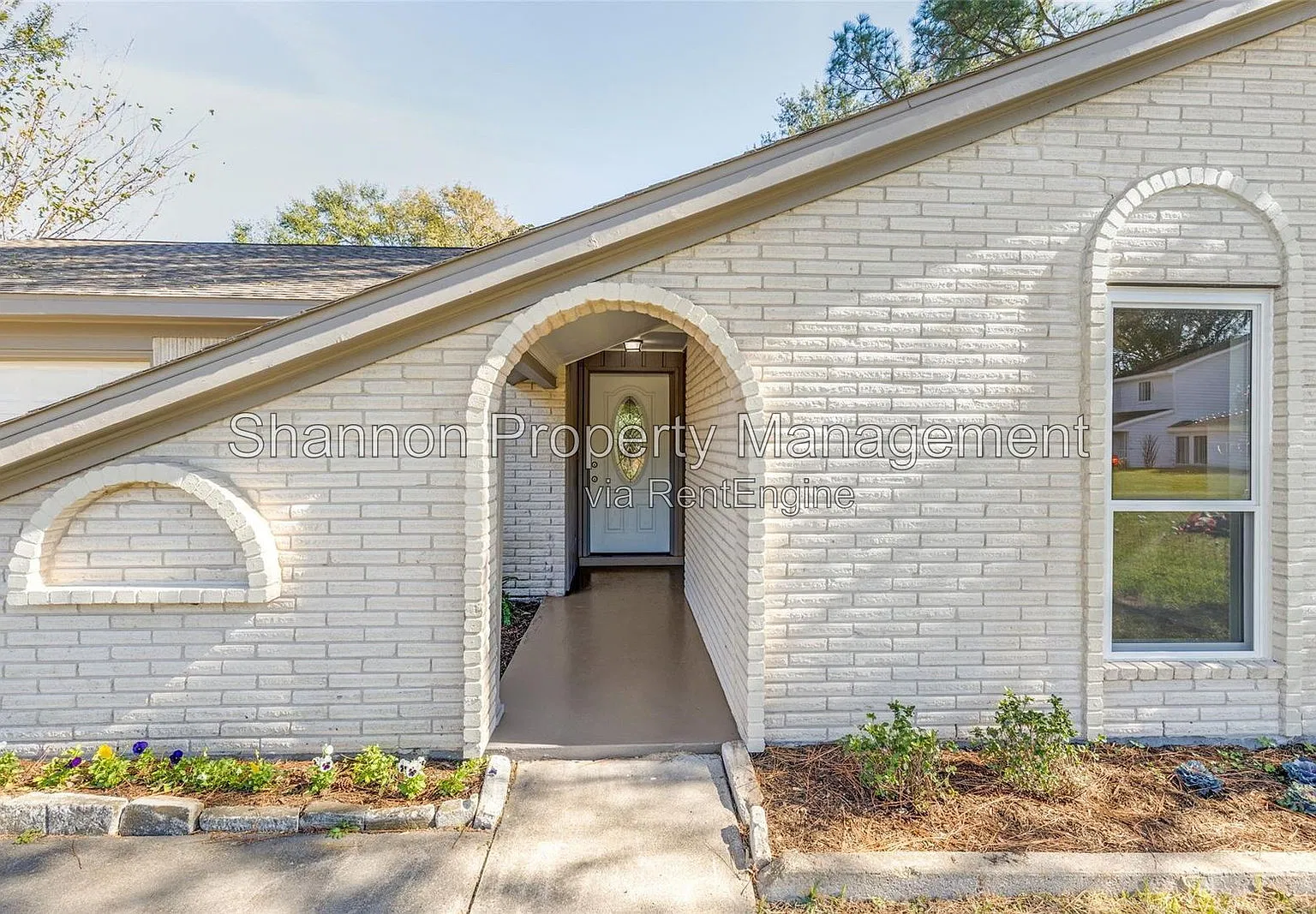 4 bed, 2.0 bath, 1899 sqft, $2,600 — Photo 2