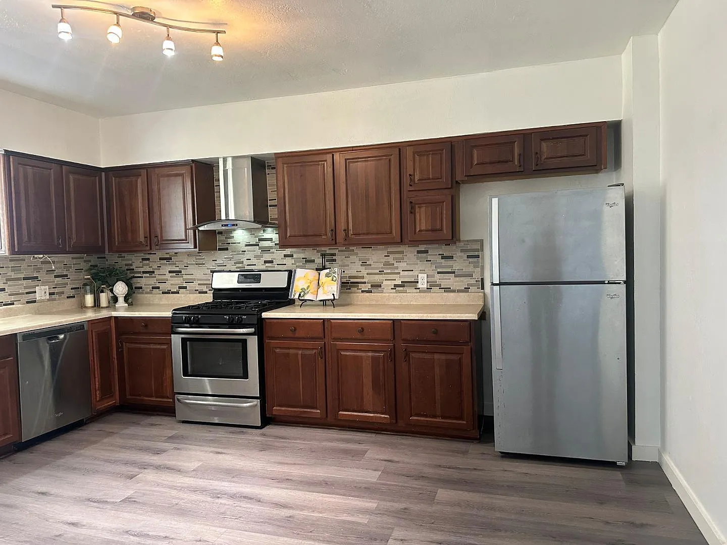 2 bed, 1.0 bath, 980 sqft, $1,599 — Photo 2