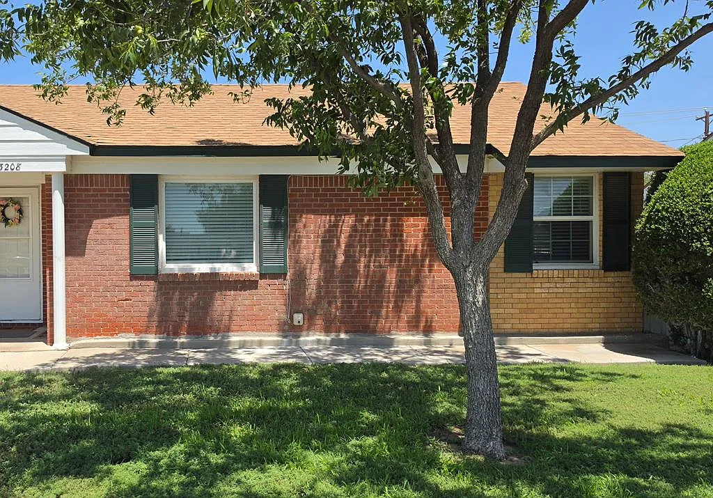 2 bed, 1.0 bath, 676 sqft, $1,400 — Photo 1