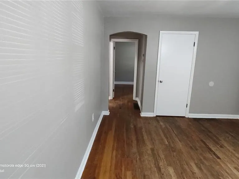 1033 Victoria Ave — Photo 3