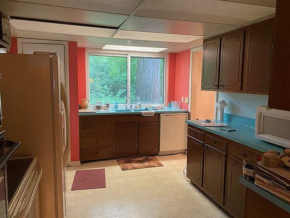 3rd image of 82 Heritage Dr