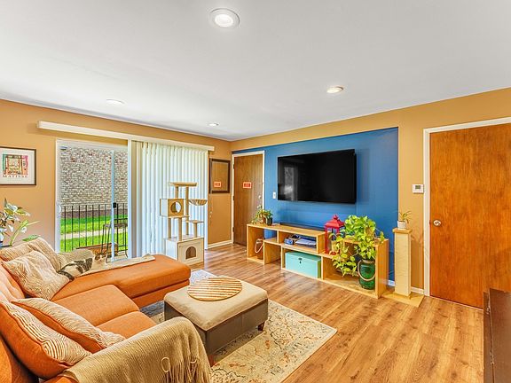 5th image of 884 S Plum Grove Rd APT 111