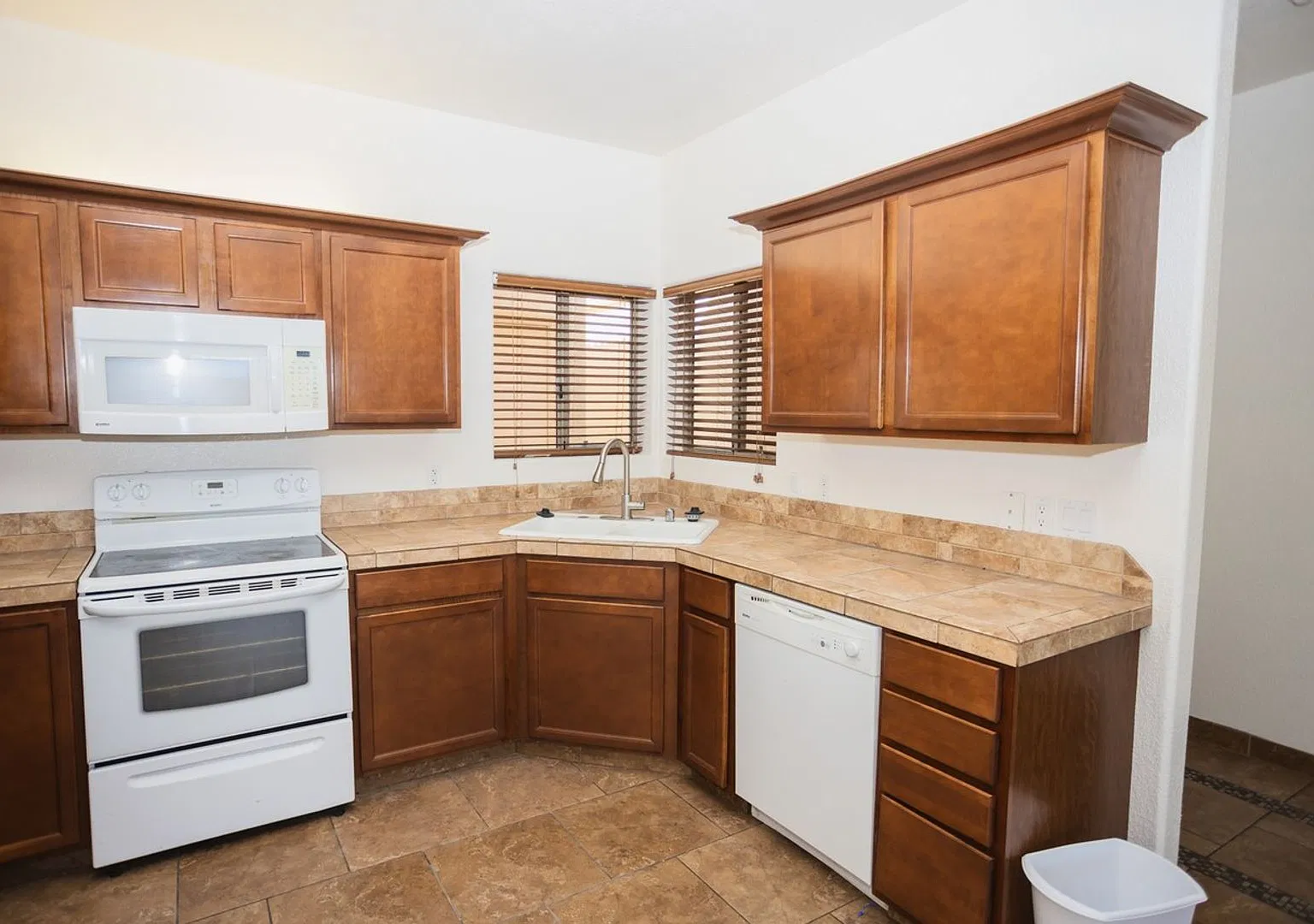 Centrally Located. Adorable Home with Attached Casita. 2 Car Garage. — Photo 4