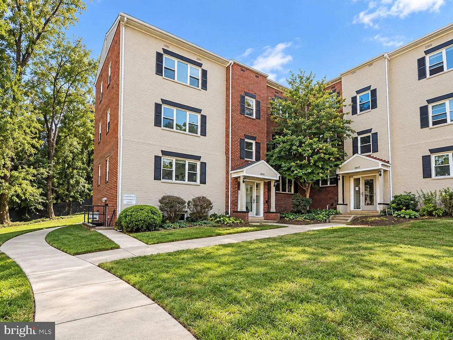 Hollybrooke Condo — Photo 1