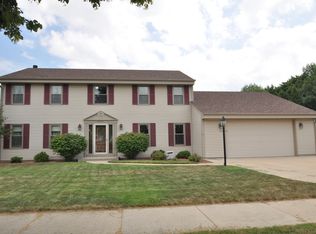 W60N1020 Glenwood Dr, Cedarburg, WI 53012