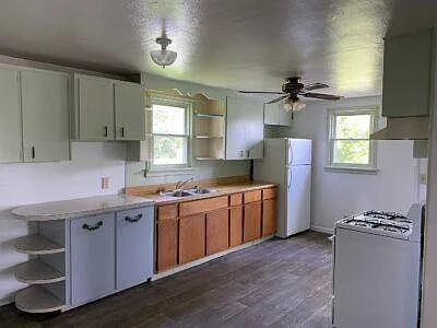2405 Harmon St NE — Photo 2