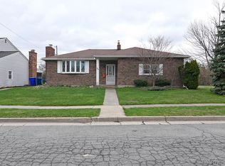 1 Cresthaven Dr, West Seneca, NY 14224