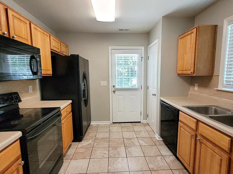 539 N Taylor St — Photo 6