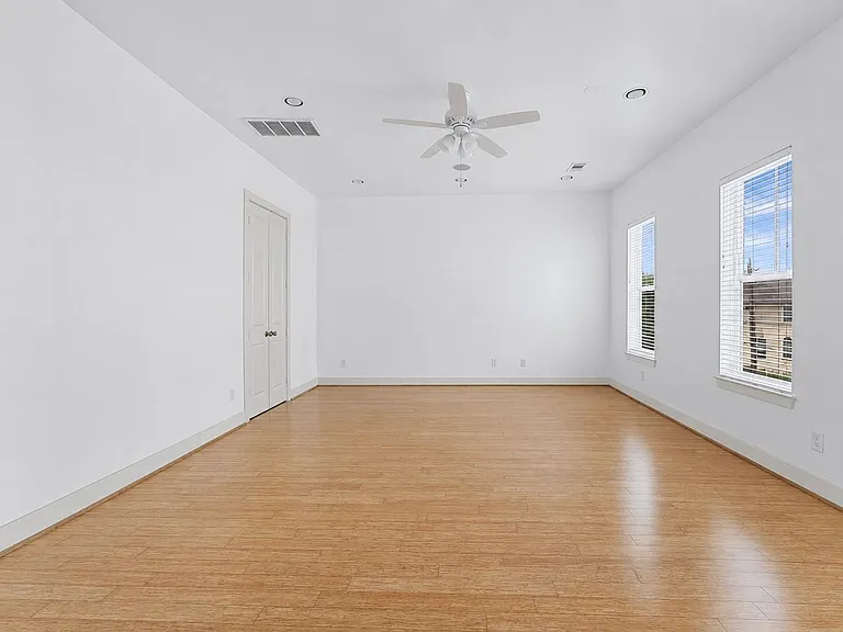 1121 Moy St — Photo 18