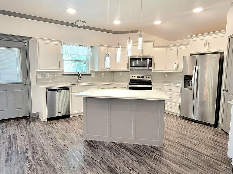 807 Holliday Dr — Photo 6
