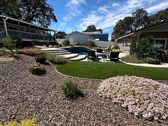 Pool area
Rental on left landlord on right