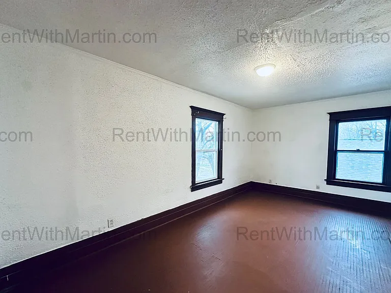 820 W 2nd St — Photo 3