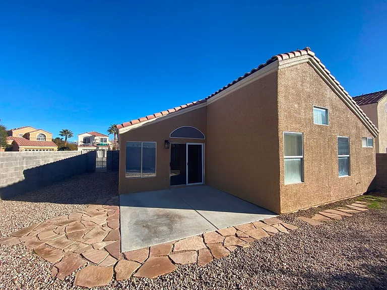 8029 Sierra Largo Dr — Photo 35