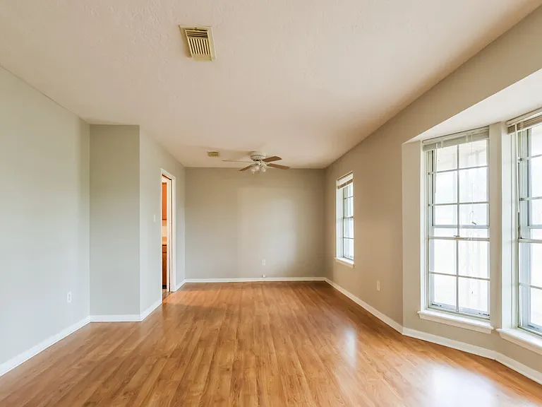 200 Montrose Cir — Photo 3
