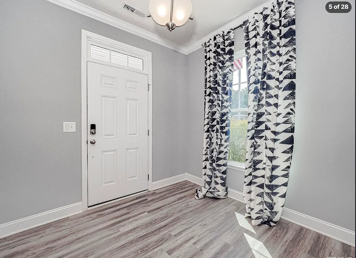 3 bed, 2.5 bath, 1760 sqft, $1,995 — Photo 3