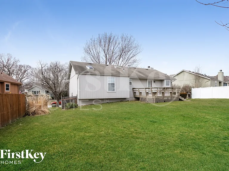1529 NE Auburn Dr — Photo 15
