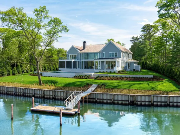 15 Old Point Rd, Quogue, NY 11959