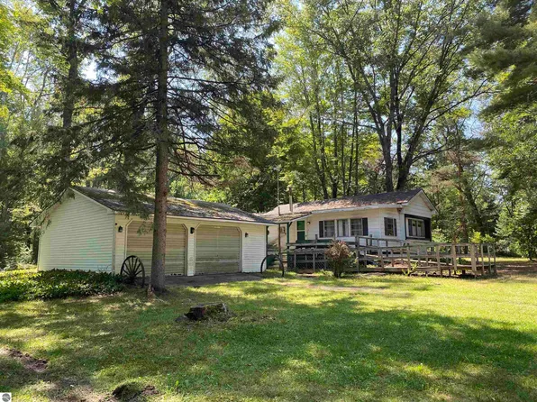 6241 Slosser Rd, Hale, MI 48739