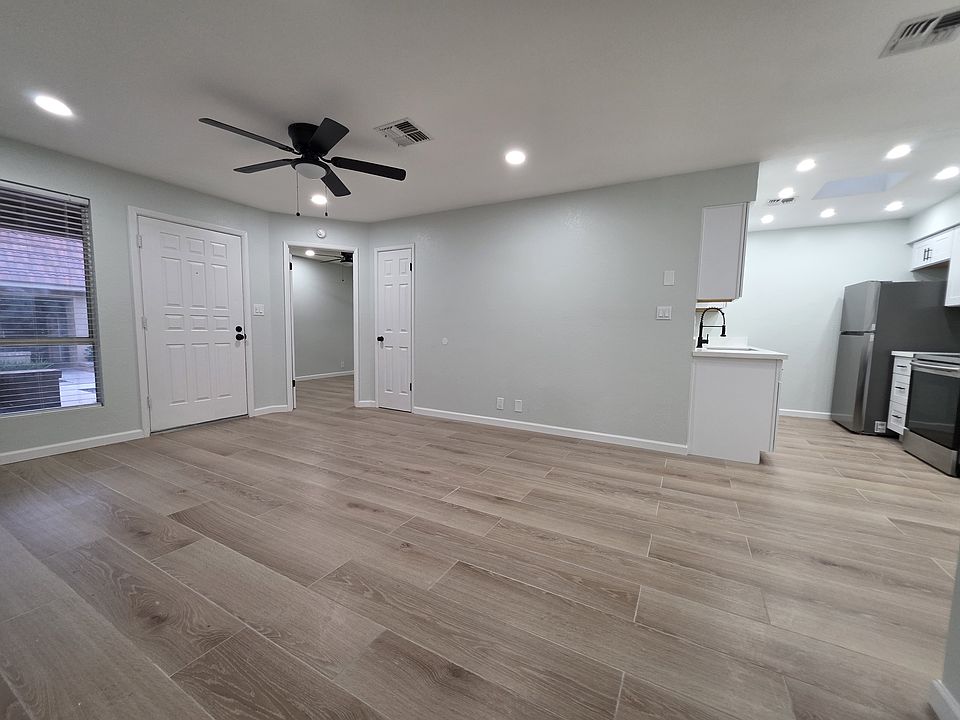 1st image of 409 W Blackhawk Dr Unit 6