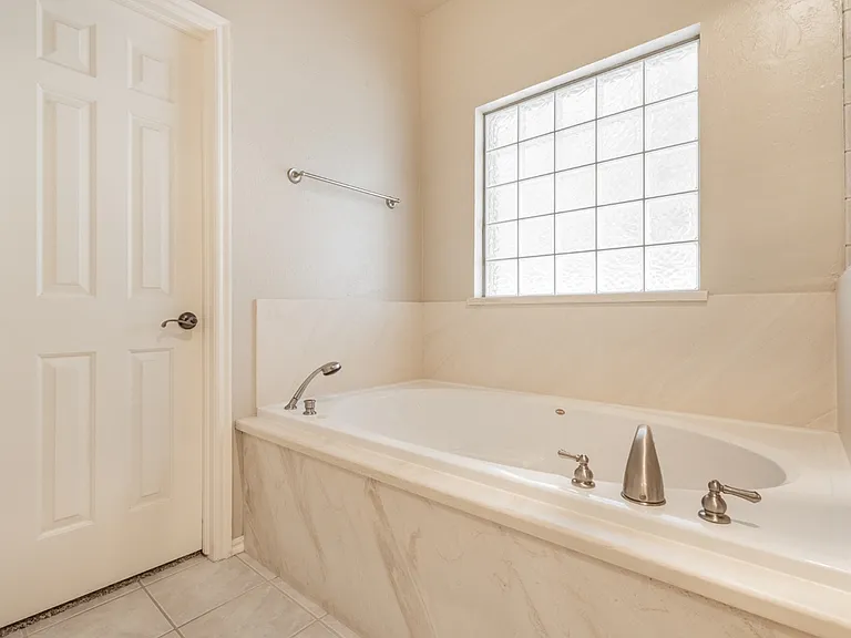 4001 NE 138th Ter — Photo 18