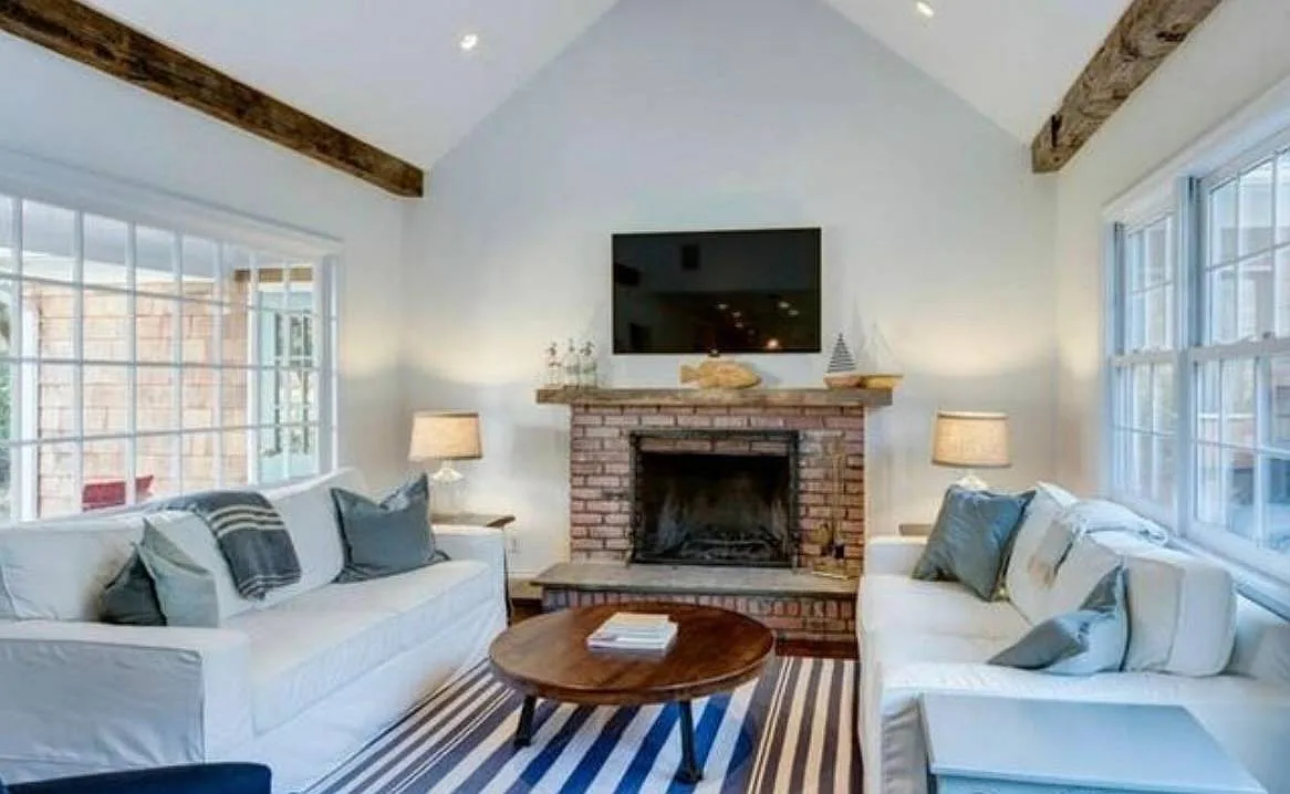 Bright, sunny cape in a private setting in desirable Quogue — Photo 4
