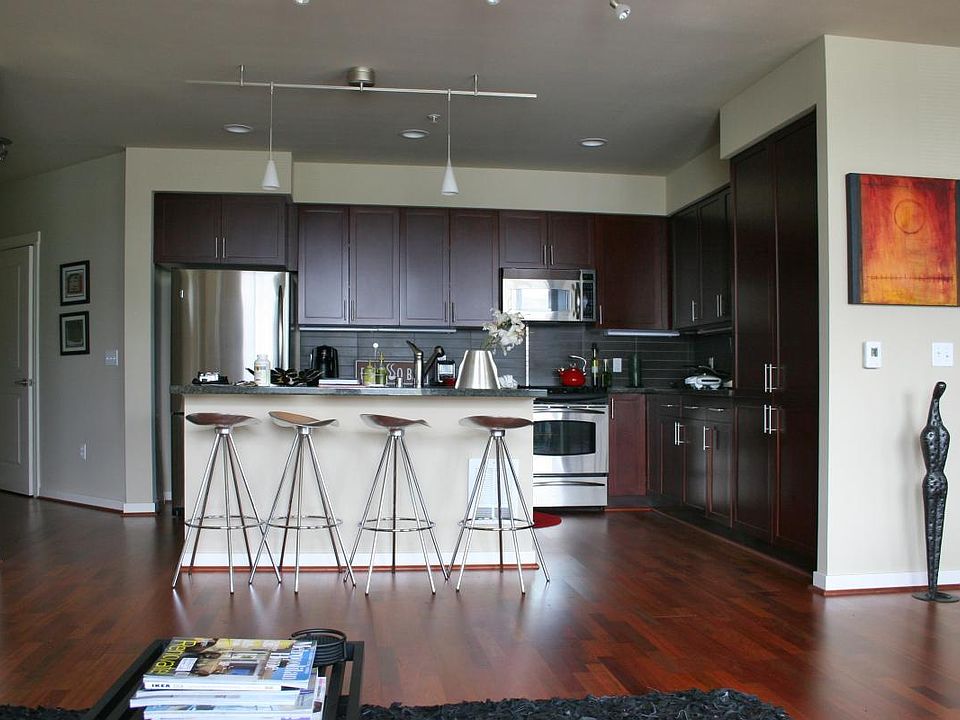 Kitchen w/granit counter tops